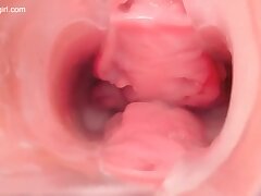 Демонстрирует внутренность вагины вагинальным расшерителем после мастурбации